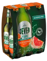 Sechs Flaschen alkoholfreies Biermixgetränk stehen in einem grünen Pack. In der Mitte ist eine frische Blutorangenscheibe sichtbar.