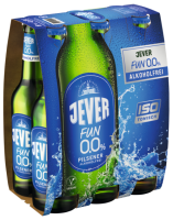 Sechs Flaschen Jever Fun 0,0 stehen in einem Pappträger, umgeben von Wasserspritzern.