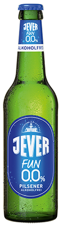 Eine grüne Flasche mit blauer Etikettierung mit der Aufschrift Jever Fun null Komma null Prozent Alkohol