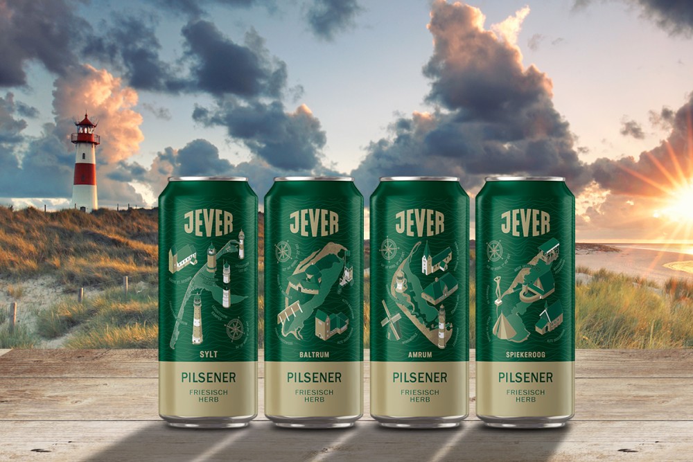 Vier Jever Pilsener Editionsdosen stehen auf einer Holzterasse am Strand, im Hintergrund ein Leuchtturm im Sonnenuntergang.