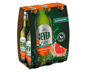 Sechs Bierflaschen der Sorte Fun Blutorange alkoholfrei in einem Papierträger der Marke Jever.