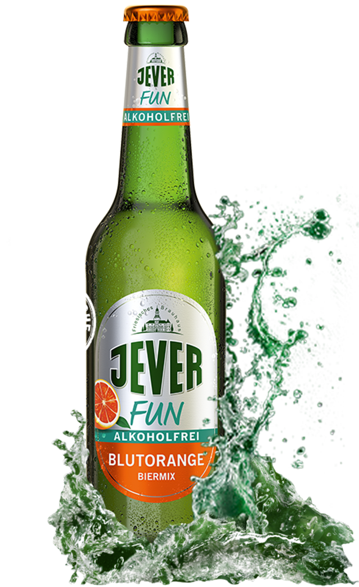 Eine grüne Flasche Jever Fun Blutorange alkoholfrei steht im Wasser. Grüner Spritzwasser-Effekt umgibt die Flasche.