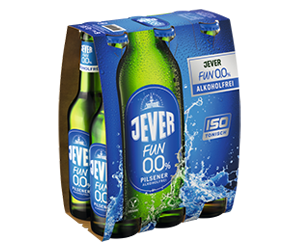 Sechs Bierflaschen der Sorte Fun 0,0 % alkoholfrei in einem Papierträger der Marke Jever.