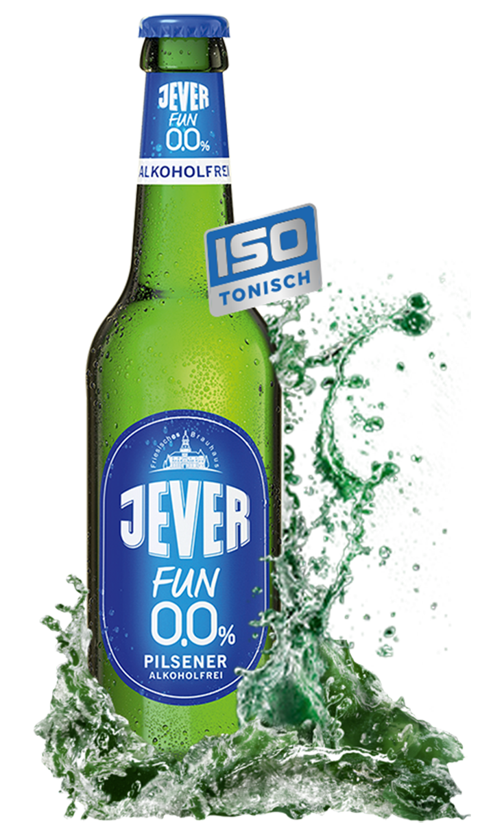 Eine grüne Flasche mit blauer Etikettierung mit der Aufschrift - Jever Fun null Komma null Prozent Alkohol und einem Hinweis - isotonisch. Umgeben von einem Wasser-Splash.