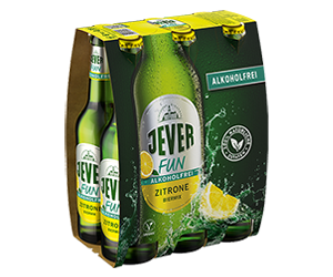 Sechs Bierflaschen der Sorte Fun Zitrone alkoholfrei in einem Papierträger der Marke Jever.