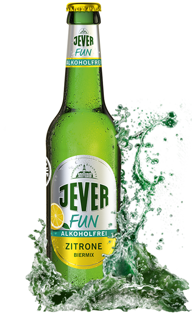 Eine grüne Flasche mit Zitronenbiermix umgeben von spritzendem Wasser.