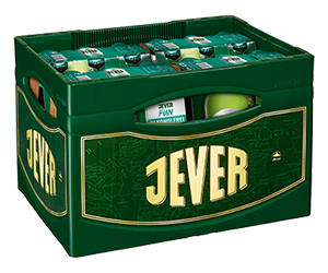 Getränkekasten der Marke Jever mit vier Sixpacks der Sorte Fun alkoholfrei. Sechs Bierflaschen sind jeweils ein Sixpack.