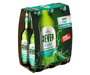 Sechs Bierflaschen der Sorte Fun alkoholfrei in einem Papierträger der Marke Jever.