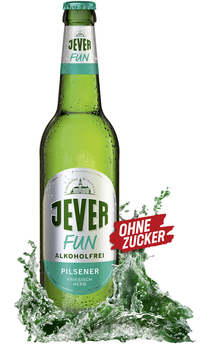 Eine grüne Flasche mit Kondensation ist von spritzendem Wasser umgeben. Ein rotes Etikett weist darauf hin, dass kein Zucker enthalten ist.
