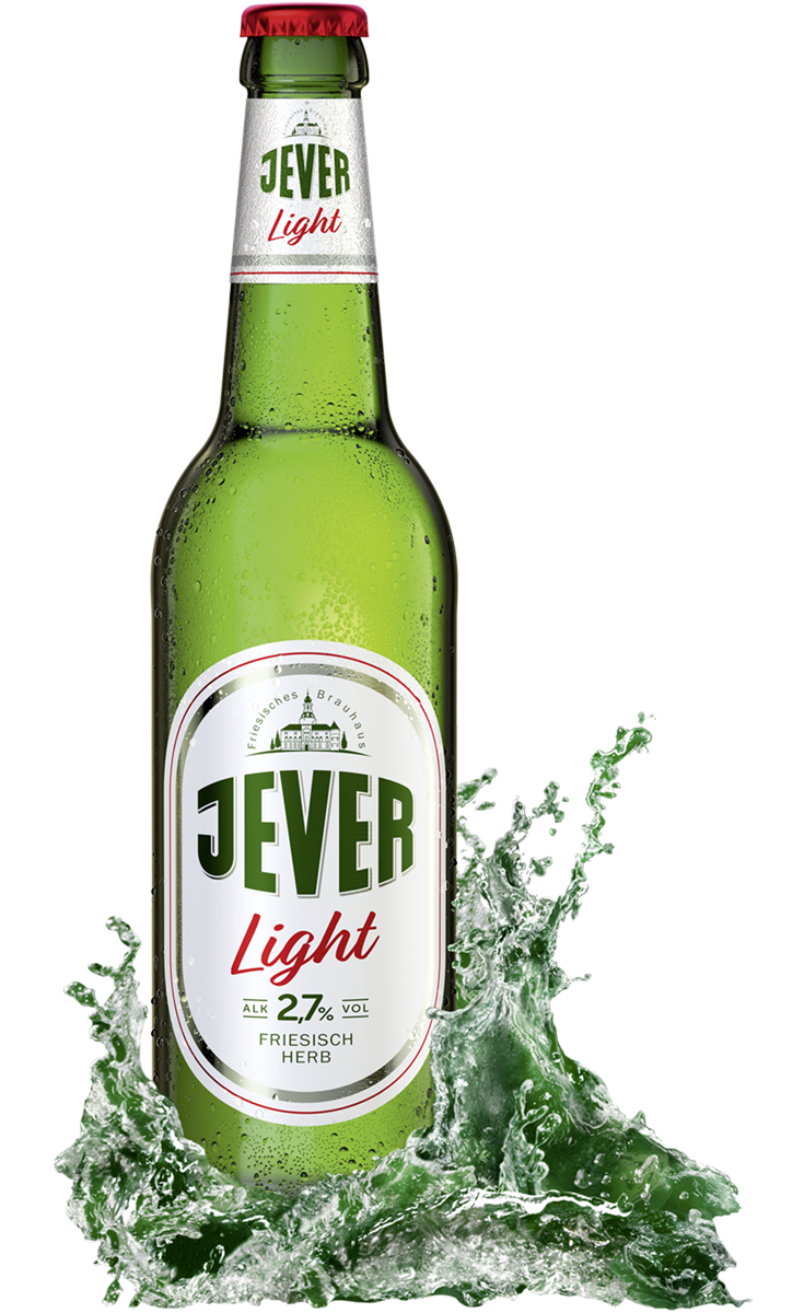 Eine grüne Flasche mit hellem Bier und spritzendem Wasser steht im Mittelpunkt.