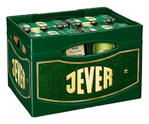 Getränkekasten der Marke Jever mit vier Sixpacks der Sorte Pilsener. Sechs Bierflaschen sind jeweils ein Sixpack.