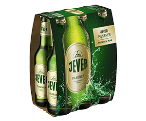 Sechs Bierflaschen der Sorte Pilsener in einem Papierträger der Marke Jever.