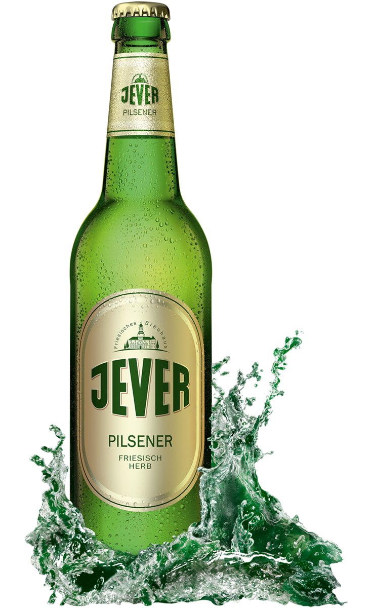 Eine grüne Bierflasche ist von spritzendem Wasser umgeben.