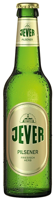 Eine grüne Bierflasche mit Kondenswasser ist zu sehen. Der Deckel ist golden und verschlossen.