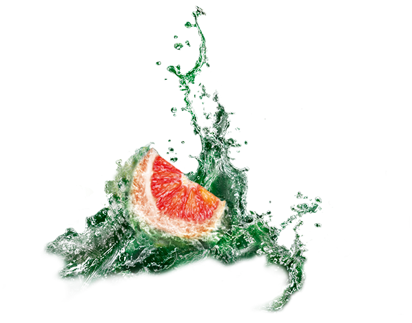 Eine Grapefruitscheibe spritzt durch klares Wasser auf transparentem Hintergrund.