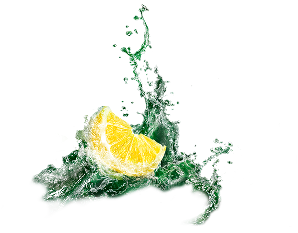 Eine Zitronenscheibe schwebt umgeben von spritzendem Wasser.