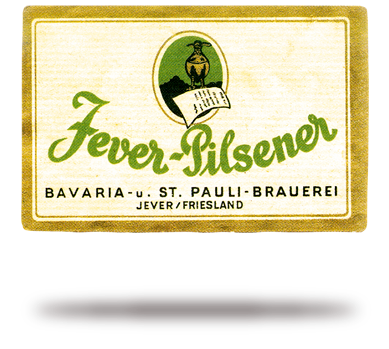 Etikett einer Biermarke mit grüner Schrift und Abbildung einer Frau, die ein Buch hält.