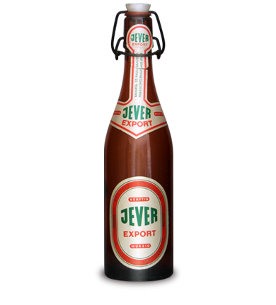 Eine braune Bierflasche mit Bügelverschluss steht aufrecht. Sie trägt ein rotes Etikett.