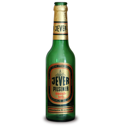 Eine grüne Bierflasche mit goldfarbenem Deckel steht aufrecht.