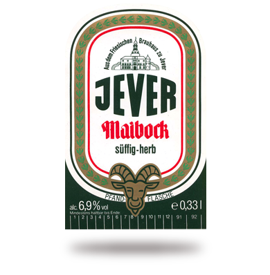 Etikett eines Bierflaschenlabels mit grünen und roten Details zeigt einen Brauereinamen und Biersorte.