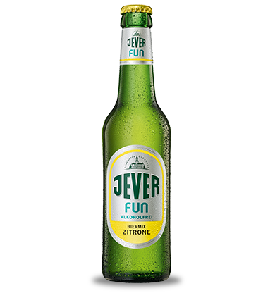 Grüne Flasche mit alkoholfreiem Getränk und Zitronenaroma steht auf weißem Hintergrund.