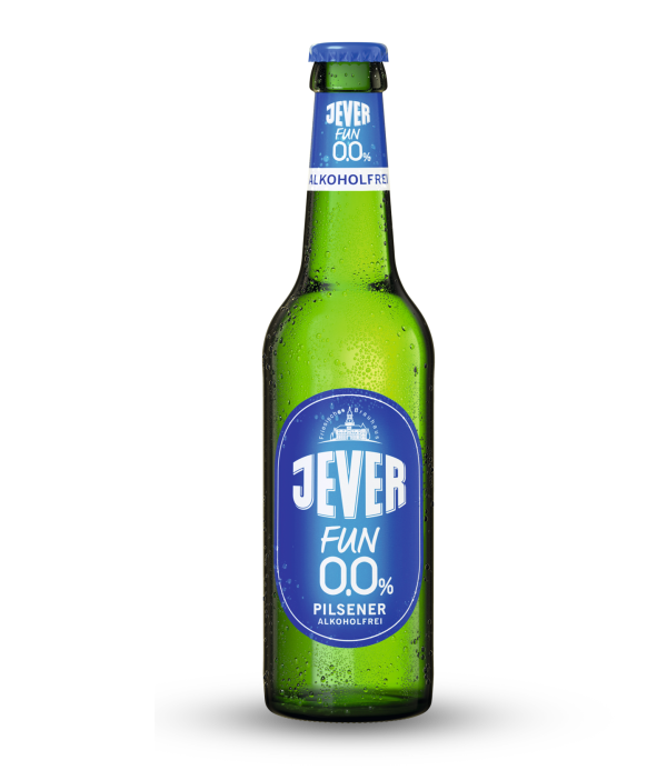 Eine grüne Flasche mit blauer Etikettierung mit der Aufschrift - Jever Fun null Komma null Prozent Alkohol.