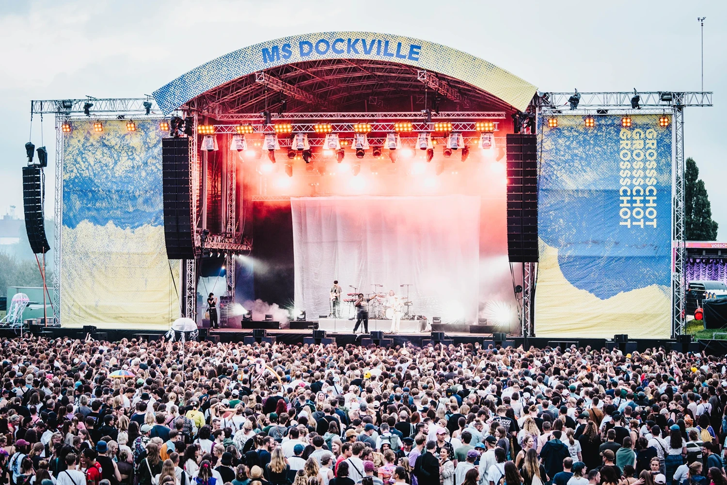 Großes Musikfestival von MS Dockville mit Bühne und Lichtshow vor großem Publikum.