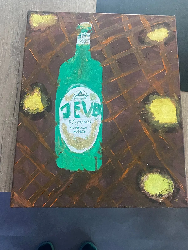 Ein Gemälde zeigt eine grüne Flasche auf einem braunen Hintergrund mit gelben Klecksen.