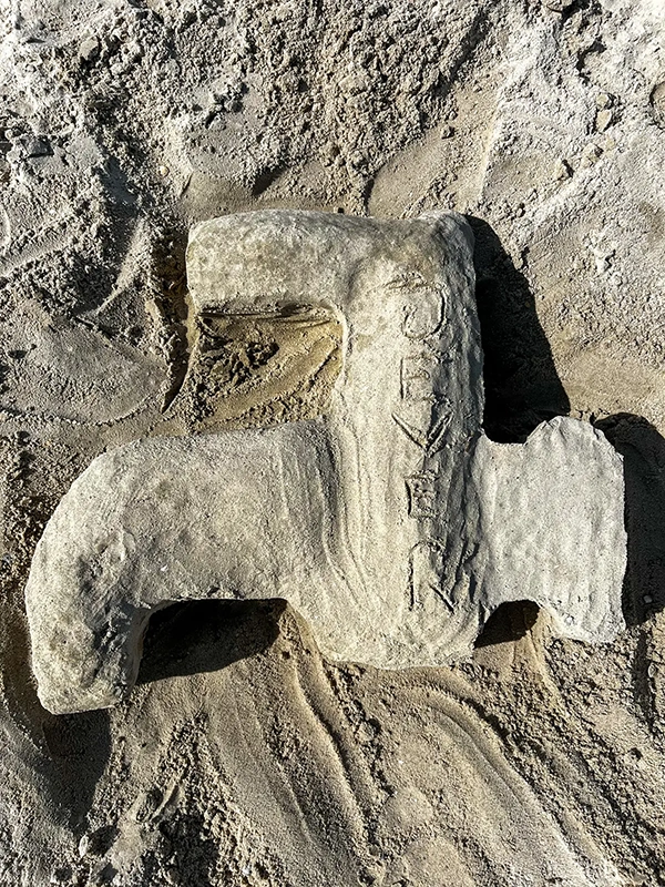 Aus Sand geformte Figur mit dem Schriftzug Jever auf der Oberfläche. Der Hintergrund besteht aus hellem, feinkörnigem Sand.