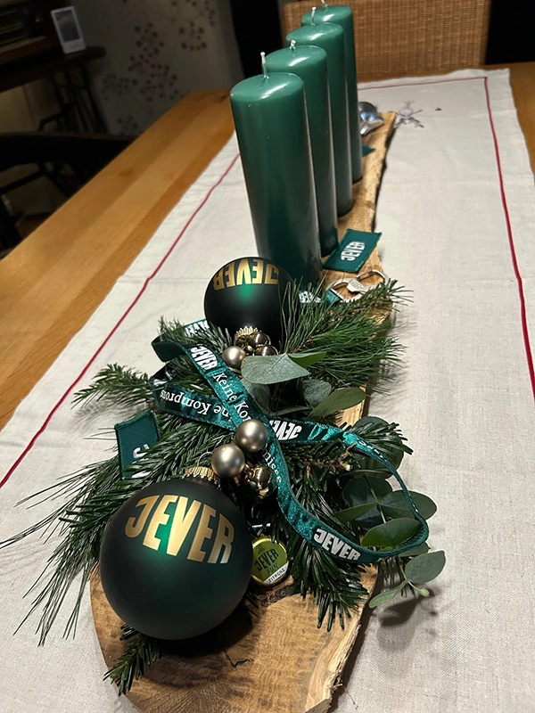 Auf einem Esstisch liegt weihnachtliche Tischdekoration von Jever.
