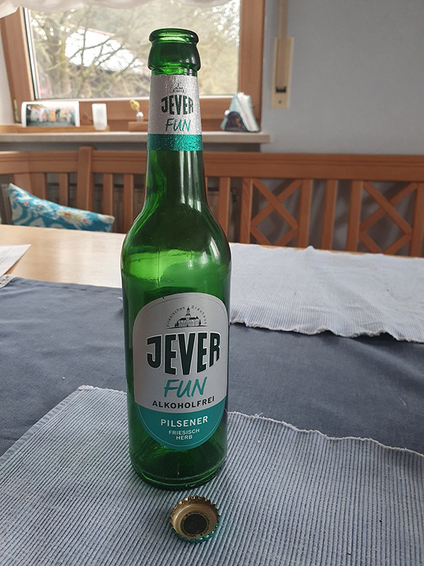 Eine Jever-Bierflasche steht auf einem Platzdeckchen.