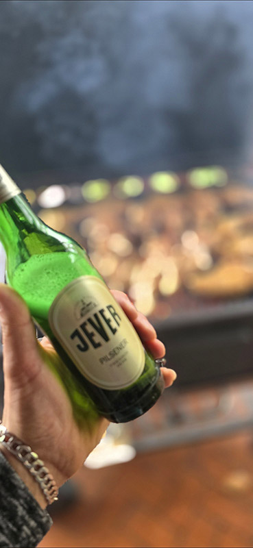 Jemand hält eine Jever-Bierflasche in der Hand.