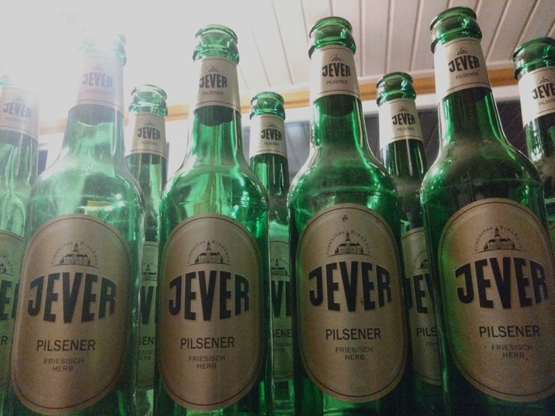 Mehrere Jever-Bierflaschen stehen nah beieinander.