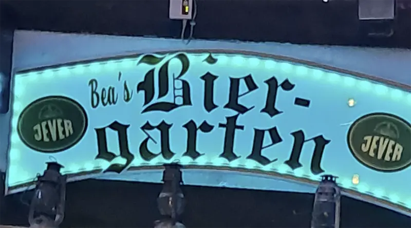 Leuchtschild mit dem Schriftzug Beas Biergarten sowie zwei Jever Logos an den Seiten.