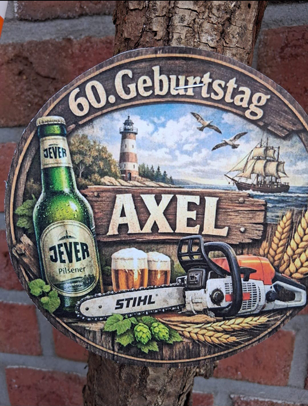 Schild zeigt eine Jever Pilsener Flasche, zwei Biergläser, eine Kettensäge und maritime Motive wie Leuchtturm und Schiff.