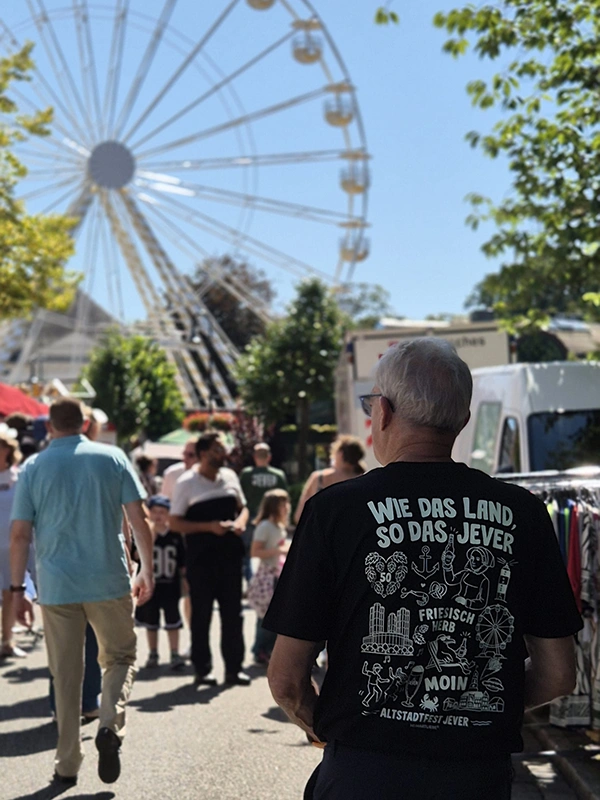  Ein Mann trägt ein T-Shirt mit der Aufschrift 