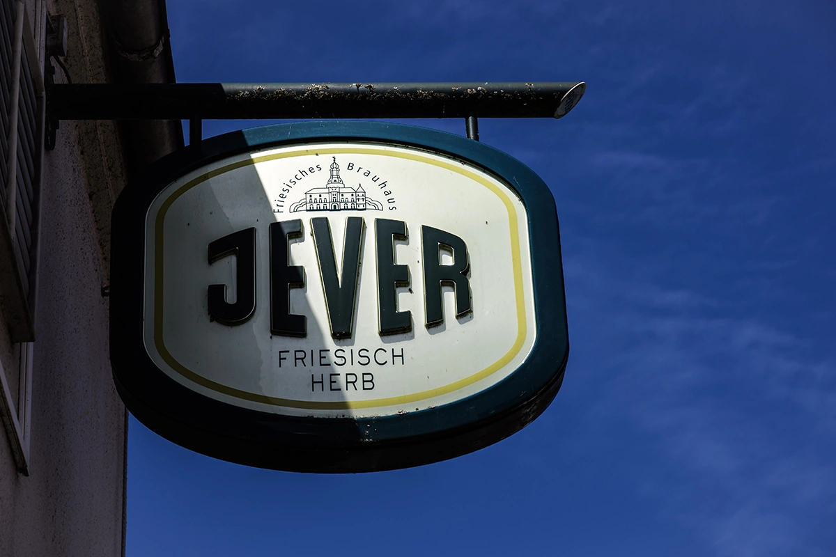 Ein Schild mit dem Logo der Brauerei Jever, das in großen Buchstaben 