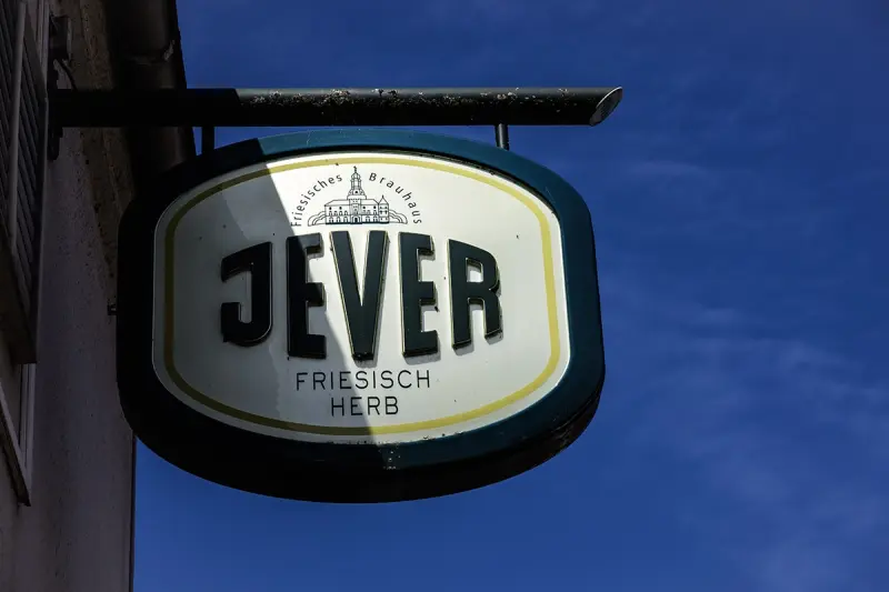 Ein Schild mit dem Logo der Brauerei Jever, das in großen Buchstaben 