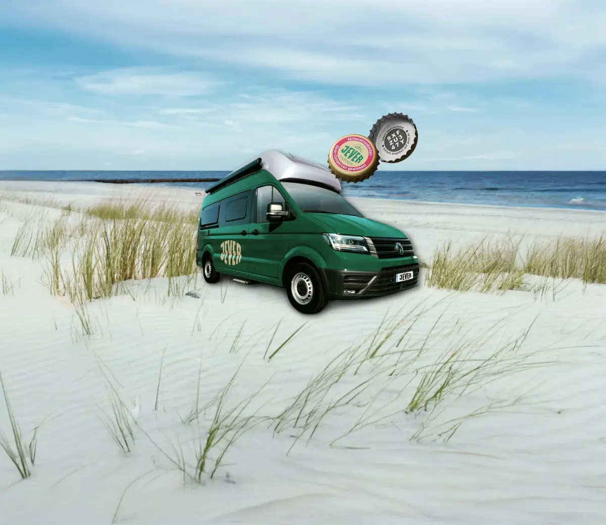 Grüner Camper mit Jever-Logo steht im Sand. Im Hintergrund Dünen, Meer und zwei Kronkorken am Himmel.