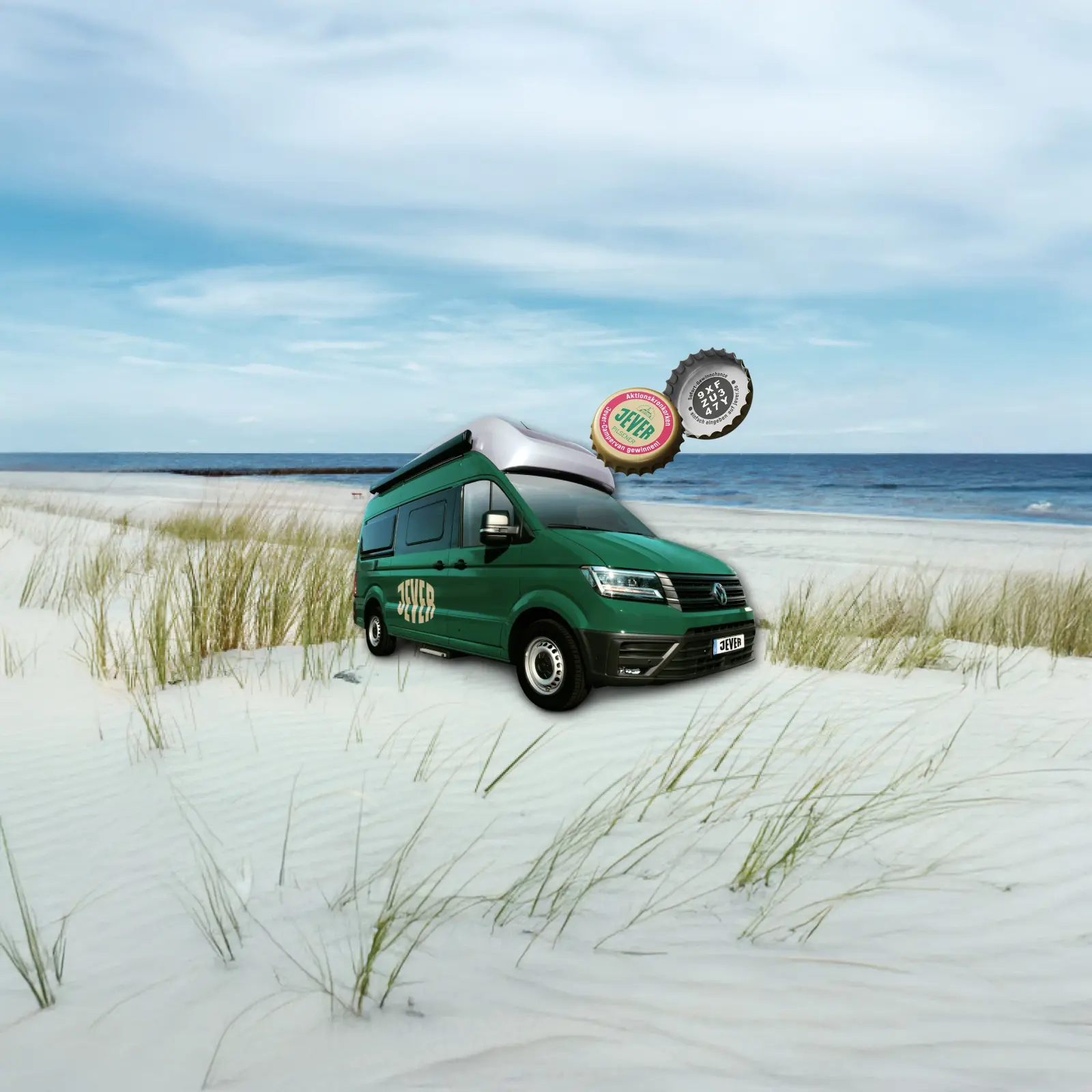 Grüner Camper mit Jever-Logo steht im Sand. Im Hintergrund Dünen, Meer und zwei Kronkorken am Himmel.