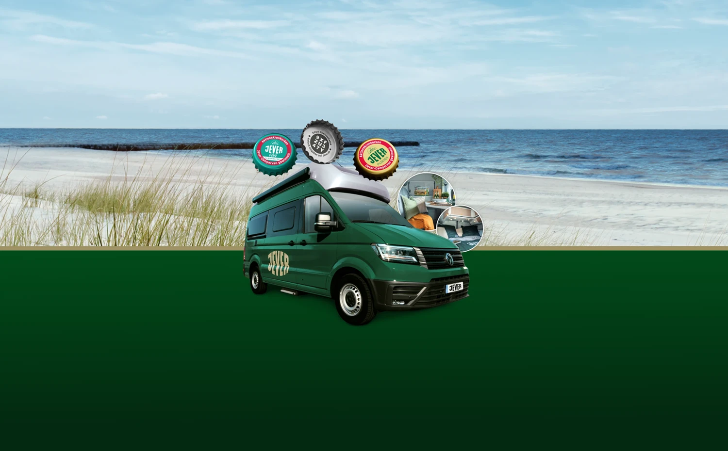 Auf grünem Boden vor Dünen und Meer steht ein grüner Camper mit Jever-Logo. Drei Kronkorken und zwei runde Innenansichten darüber.