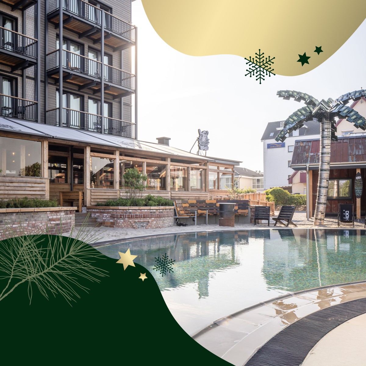 Frontansicht eines Hotel-Gebäudes, davor ein Pool und eine Palme aus Jever Bierfässern und Jever Bierkästen.