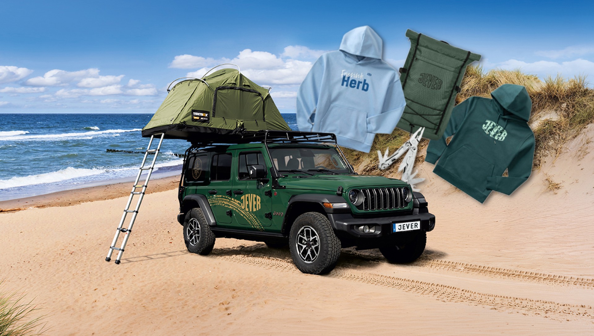 Ein Jever Jeep mit Dachzelt steht am Strand, rechts daneben Hoodies, Rucksack und Multitool als Gewinnspielpreise vor Dünen.