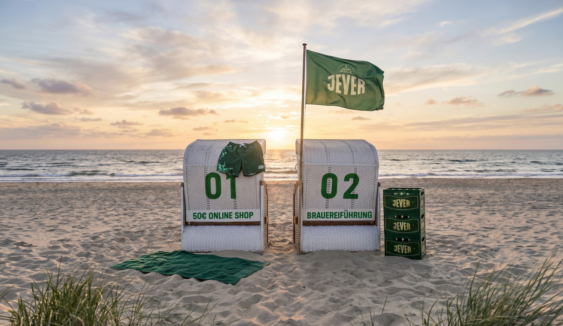 Zwei Strandkörbe stehen im Sonnenuntergang am Strand, dazwischen eine Jever Fahne, daneben 3 Kästen Jever Pilsner.